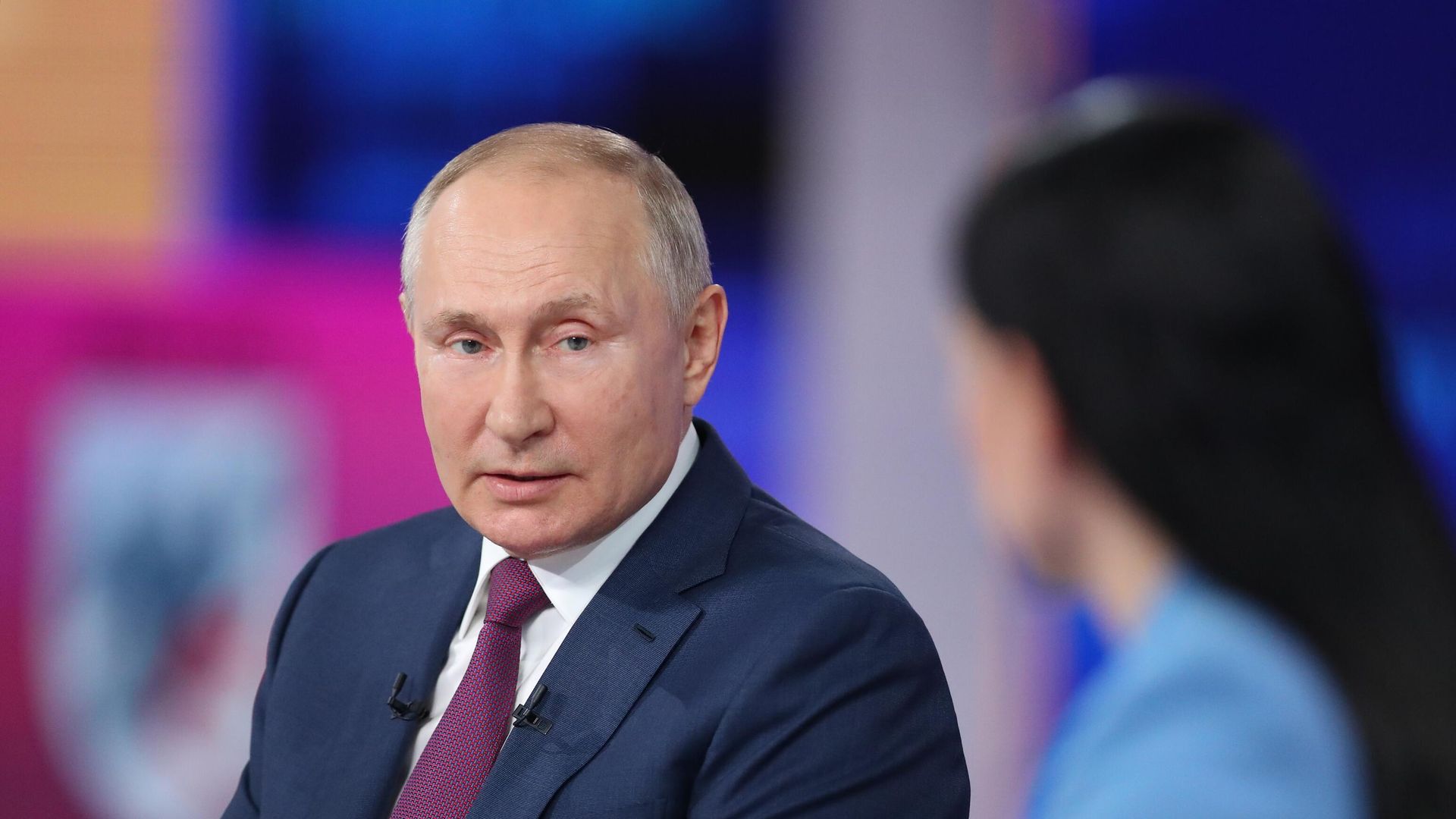 Президент РФ Владимир Путин отвечает на вопросы россиян во время ежегодной специальной программы Прямая линия с Владимиром Путиным в эфире российских телеканалов и радиостанций Президент РФ Владимир Путин отвечает на вопросы россиян во время ежегодной специальной программы Прямая линия с Владимиром Путиным в эфире российских телеканалов и радиостанций - РИА Новости, 1920, 30.06.2021