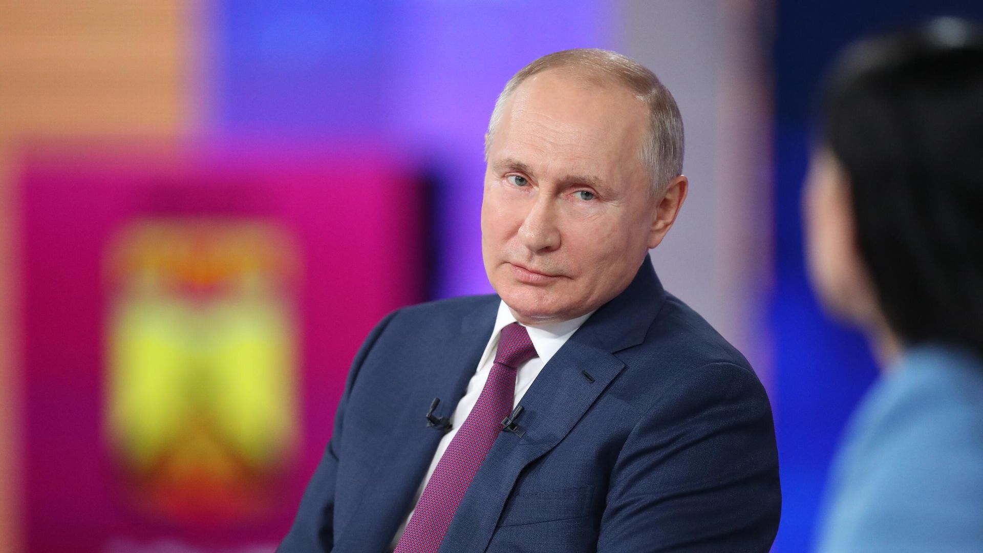 Президент РФ Владимир Путин отвечает на вопросы россиян во время ежегодной специальной программы Прямая линия с Владимиром Путиным в эфире российских телеканалов и радиостанций - РИА Новости, 1920, 30.06.2021