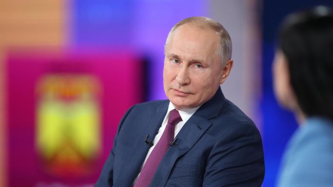 Президент РФ Владимир Путин отвечает на вопросы россиян во время ежегодной специальной программы Прямая линия с Владимиром Путиным в эфире российских телеканалов и радиостанций