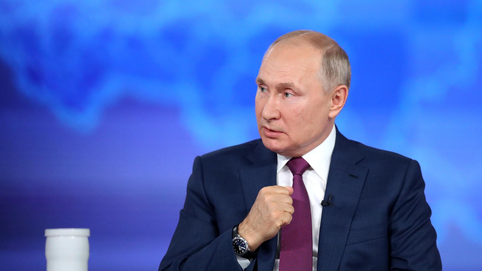 Президент РФ Владимир Путин отвечает на вопросы россиян во время ежегодной специальной программы Прямая линия с Владимиром Путиным в эфире российских телеканалов и радиостанций Президент РФ Владимир Путин отвечает на вопросы россиян во время ежегодной специальной программы Прямая линия с Владимиром Путиным в эфире российских телеканалов и радиостанций - РИА Новости, 1920, 30.06.2021