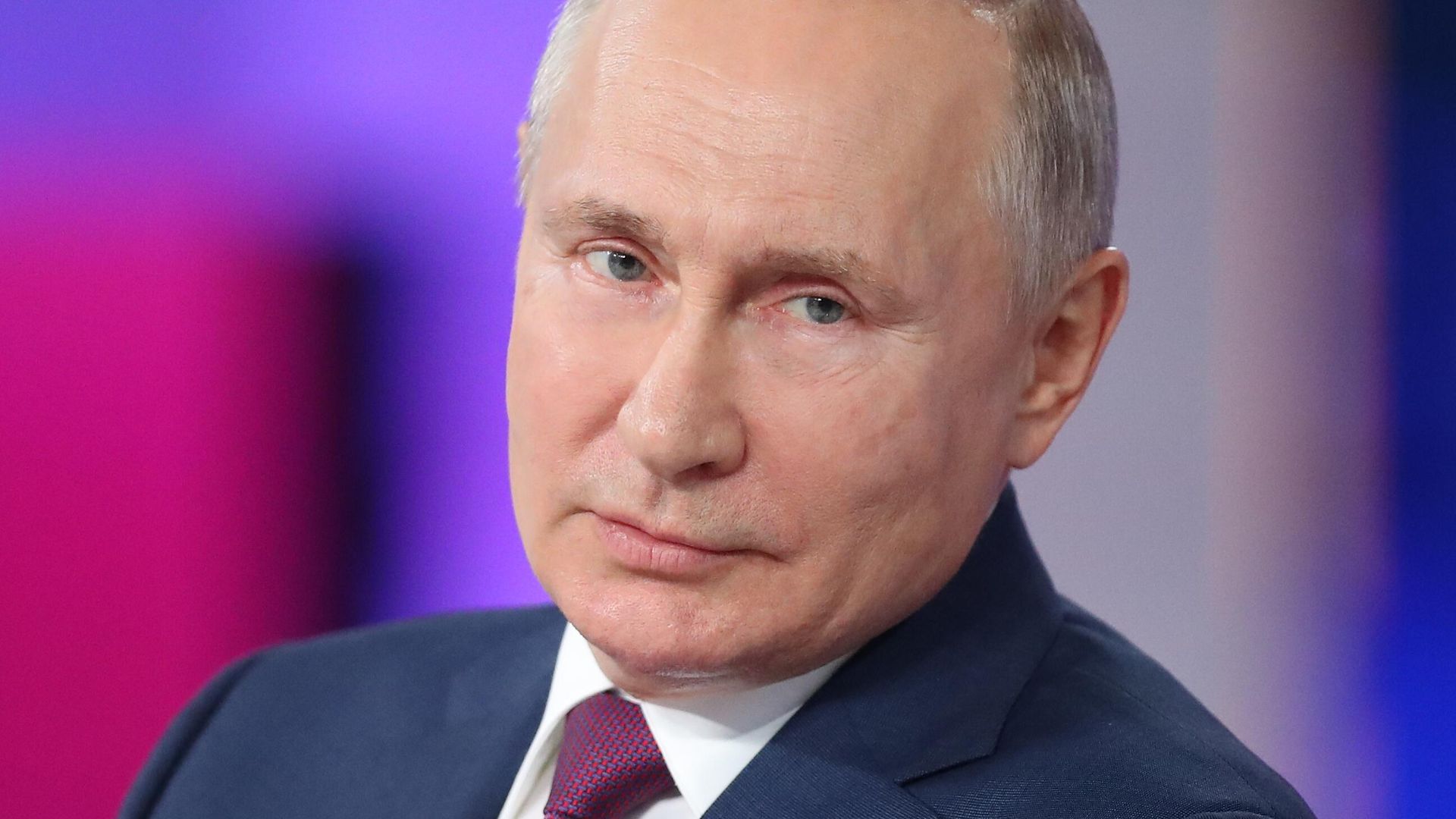 Президент РФ Владимир Путин отвечает на вопросы во время ежегодной специальной программы Прямая линия с Владимиром Путиным Президент РФ Владимир Путин отвечает на вопросы во время ежегодной специальной программы Прямая линия с Владимиром Путиным - РИА Новости, 1920, 30.06.2021
