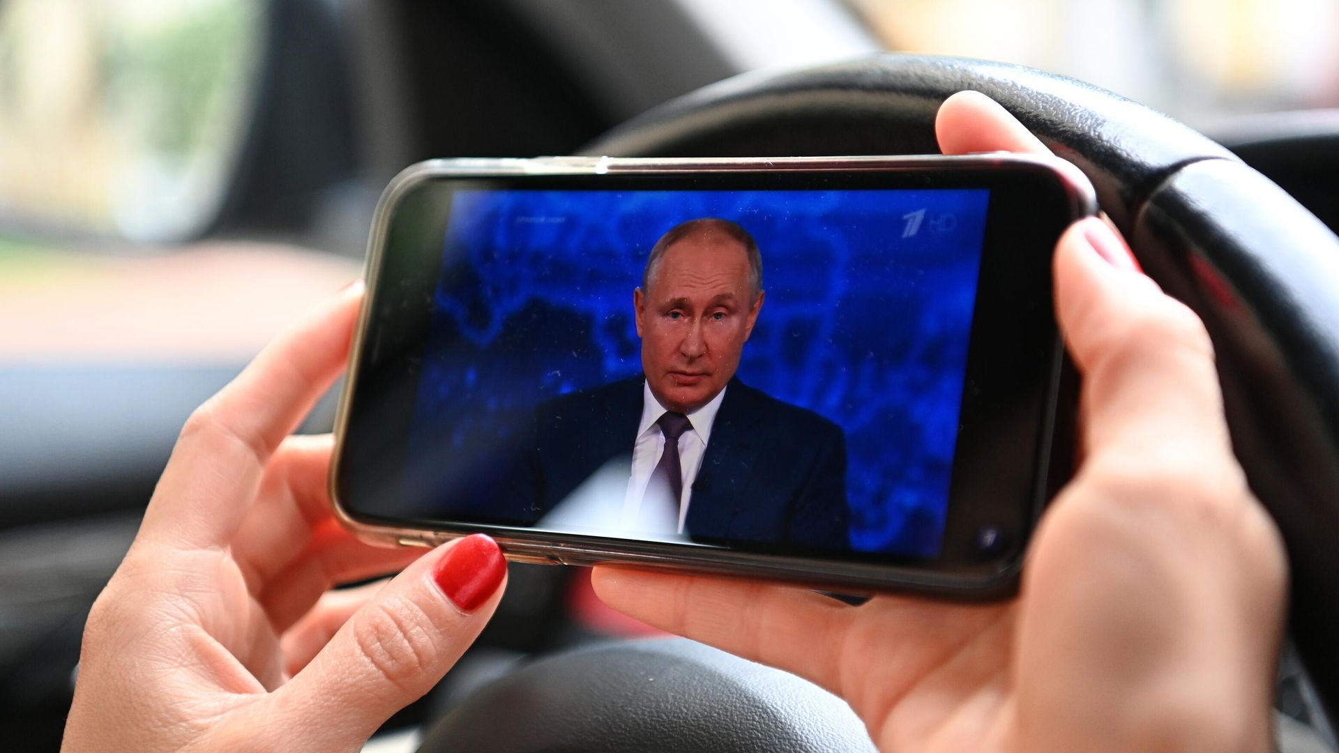 Женщина смотрит трансляцию прямой линии с президентом РФ Владимиром Путиным Женщина смотрит трансляцию прямой линии с президентом РФ Владимиром Путиным - РИА Новости, 1920, 01.12.2023