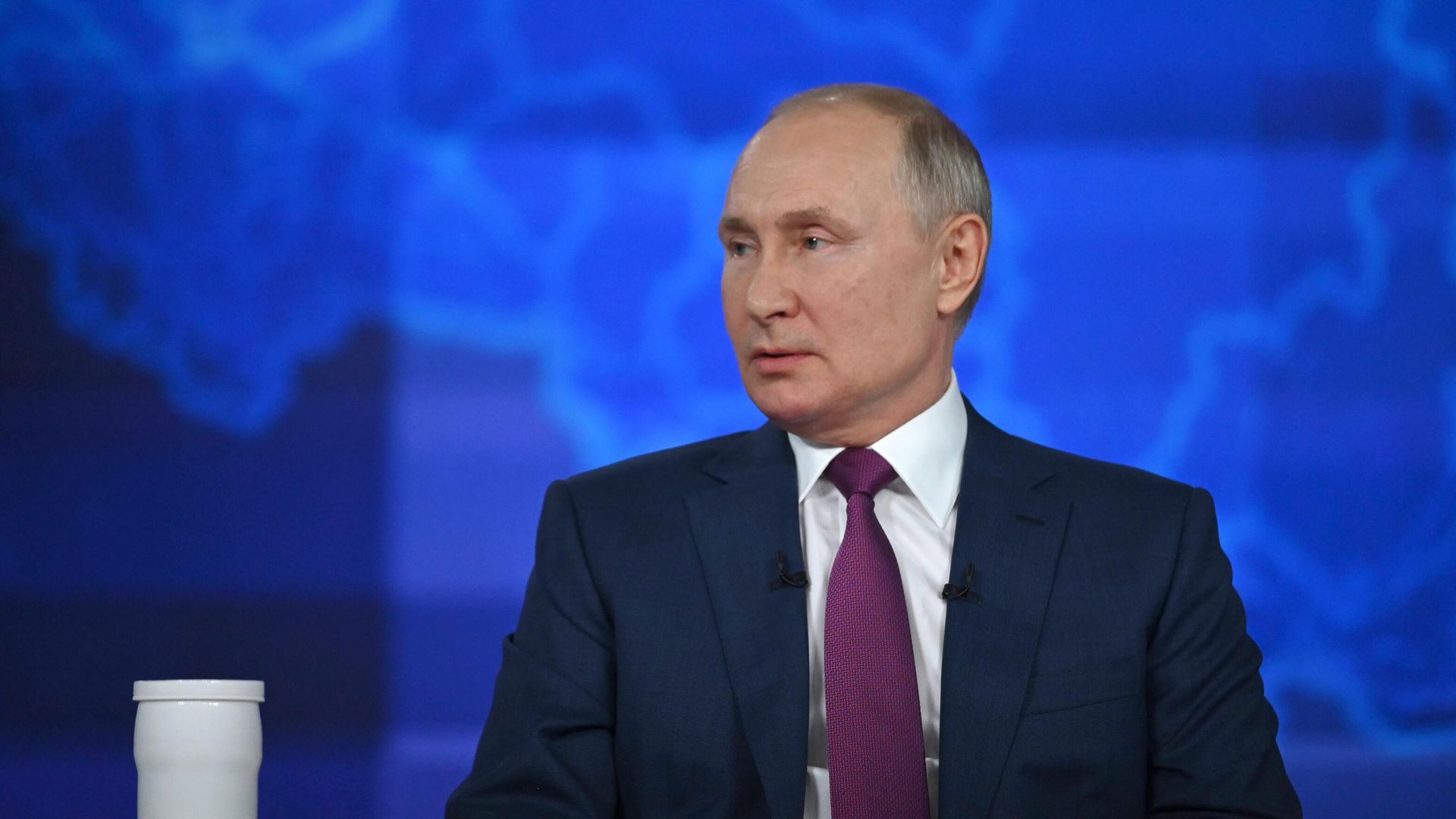 Президент РФ Владимир Путин отвечает на вопросы россиян во время ежегодной специальной программы Прямая линия с Владимиром Путиным в эфире российских телеканалов и радиостанций - РИА Новости, 1920, 30.06.2021