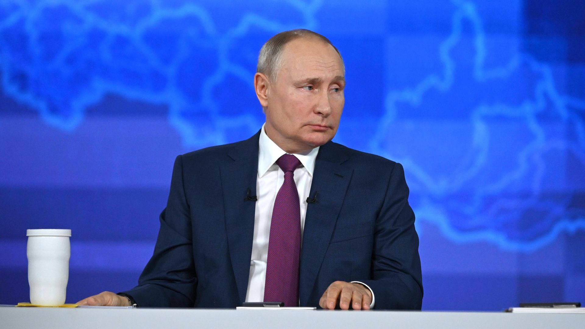 Президент РФ Владимир Путин отвечает на вопросы во время ежегодной специальной программы Прямая линия с Владимиром Путиным Президент РФ Владимир Путин отвечает на вопросы во время ежегодной специальной программы Прямая линия с Владимиром Путиным - РИА Новости, 1920, 30.06.2021