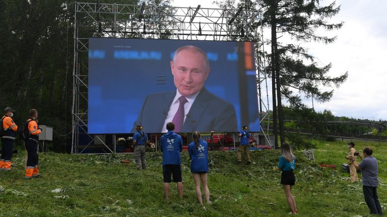 Люди смотрят трансляцию прямой линии с президентом РФ Владимиром Путиным в фанпарке Бобровый лог в Красноярске Люди смотрят трансляцию прямой линии с президентом РФ Владимиром Путиным в фанпарке Бобровый лог в Красноярске