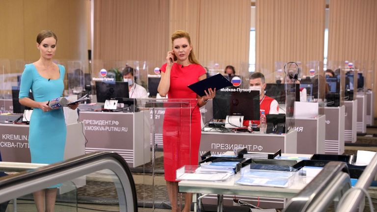 Работа колл-центра во время ежегодной специальной программы Прямая линия с Владимиром Путиным в эфире российских телеканалов и радиостанций Работа колл-центра во время ежегодной специальной программы Прямая линия с Владимиром Путиным в эфире российских телеканалов и радиостанций
