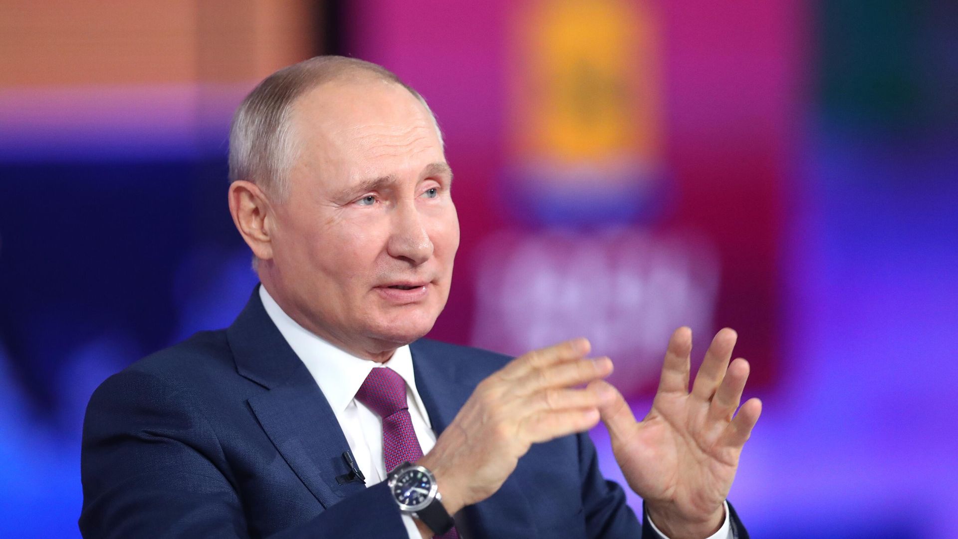 Президент РФ Владимир Путин отвечает на вопросы россиян во время ежегодной специальной программы Прямая линия с Владимиром Путиным - РИА Новости, 1920, 12.12.2023