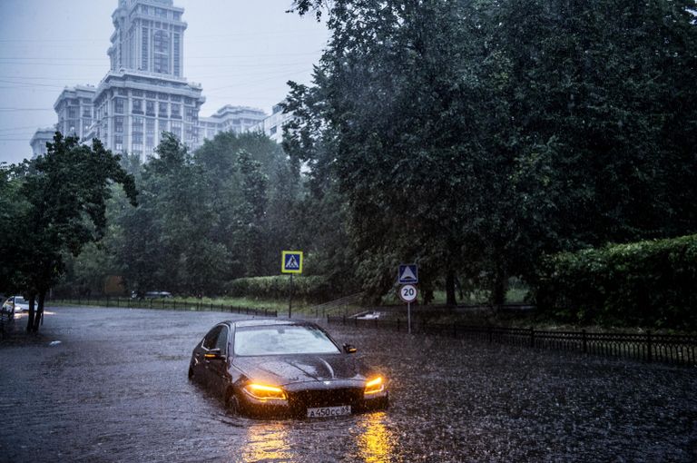Автомобили на одной из улиц в Москве во время дождя