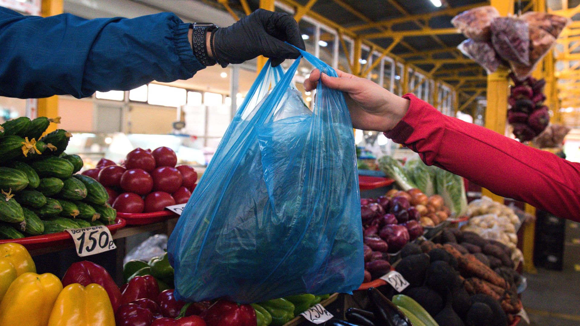 Продавец передает пакет с продуктами покупателю на рынке Продавец передает пакет с продуктами покупателю на рынке - РИА Новости, 1920, 01.07.2021