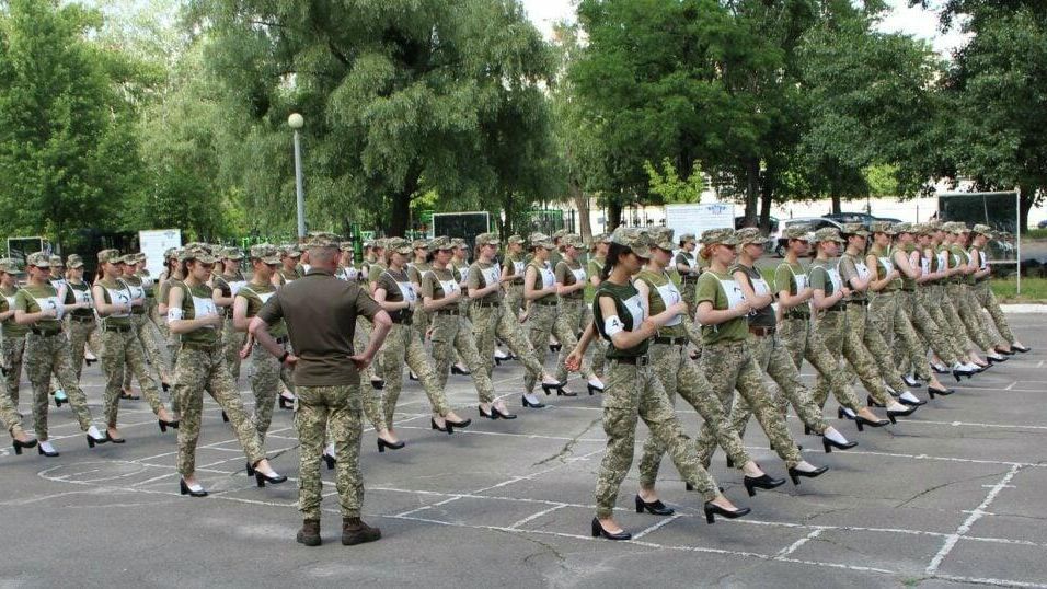 Курсантки Военного института Киевского национального университета имени Тараса Шевченко во время репетиции парада по случаю Дня Независимости Курсантки Военного института Киевского национального университета имени Тараса Шевченко во время репетиции парада по случаю Дня Независимости - РИА Новости, 1920, 03.07.2021