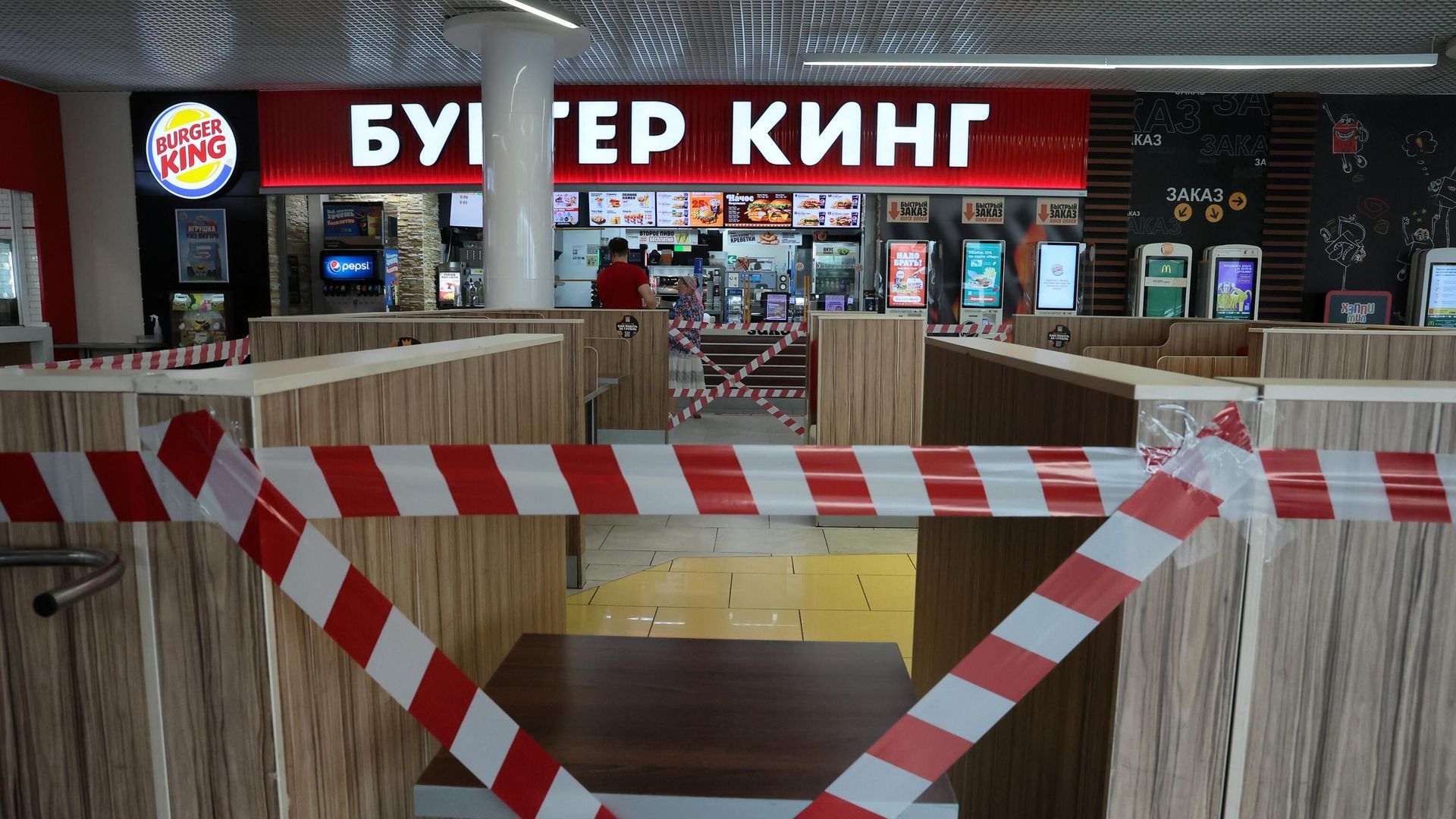 Закрытый фудкорт на территории торгово-развлекательного центра Закрытый фудкорт на территории торгово-развлекательного центра - РИА Новости, 1920, 21.10.2021