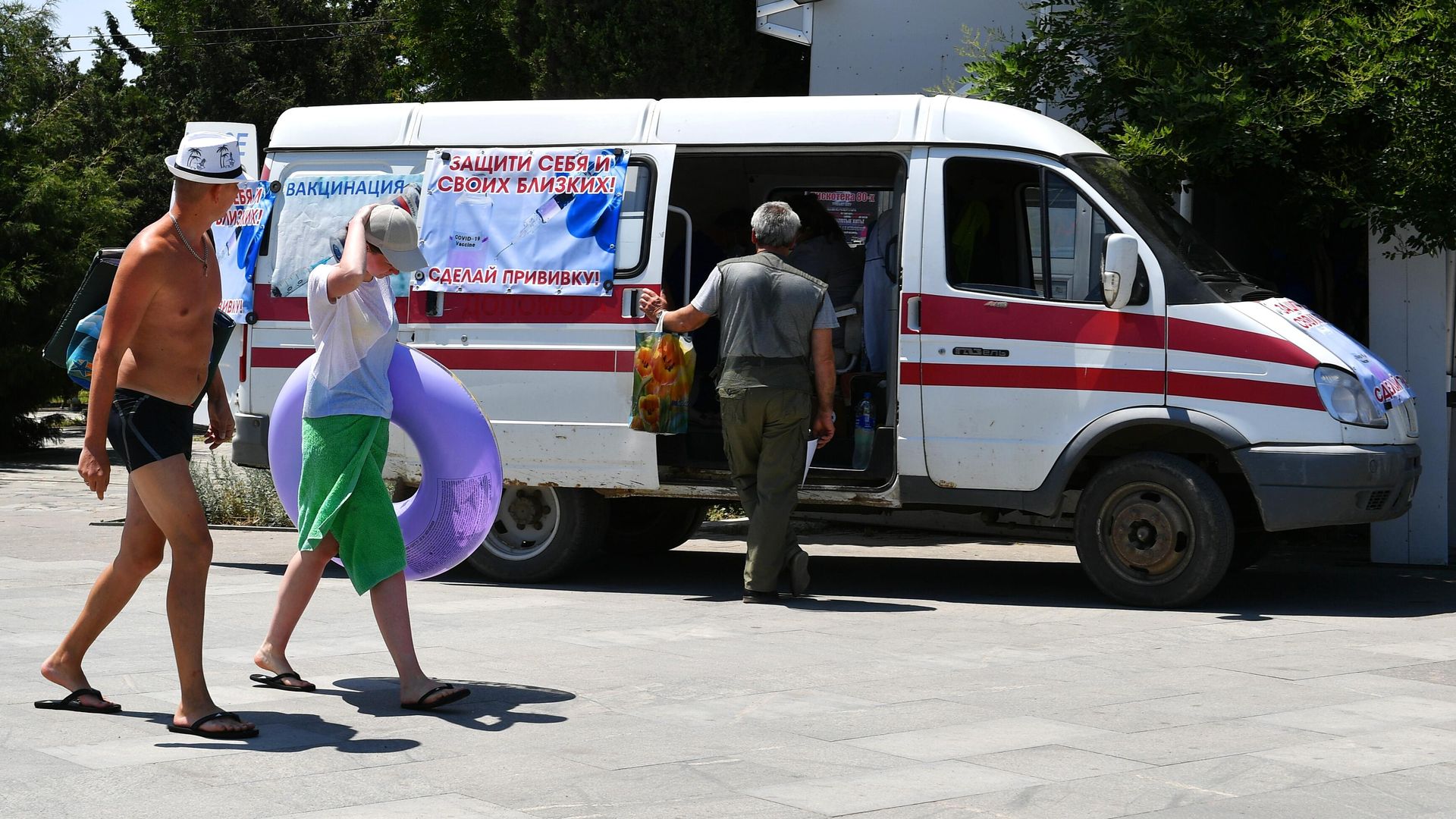 Люди около мобильного пункта вакцинации от COVID-19 на набережной Судака Люди около мобильного пункта вакцинации от COVID-19 на набережной Судака - РИА Новости, 1920, 12.07.2021