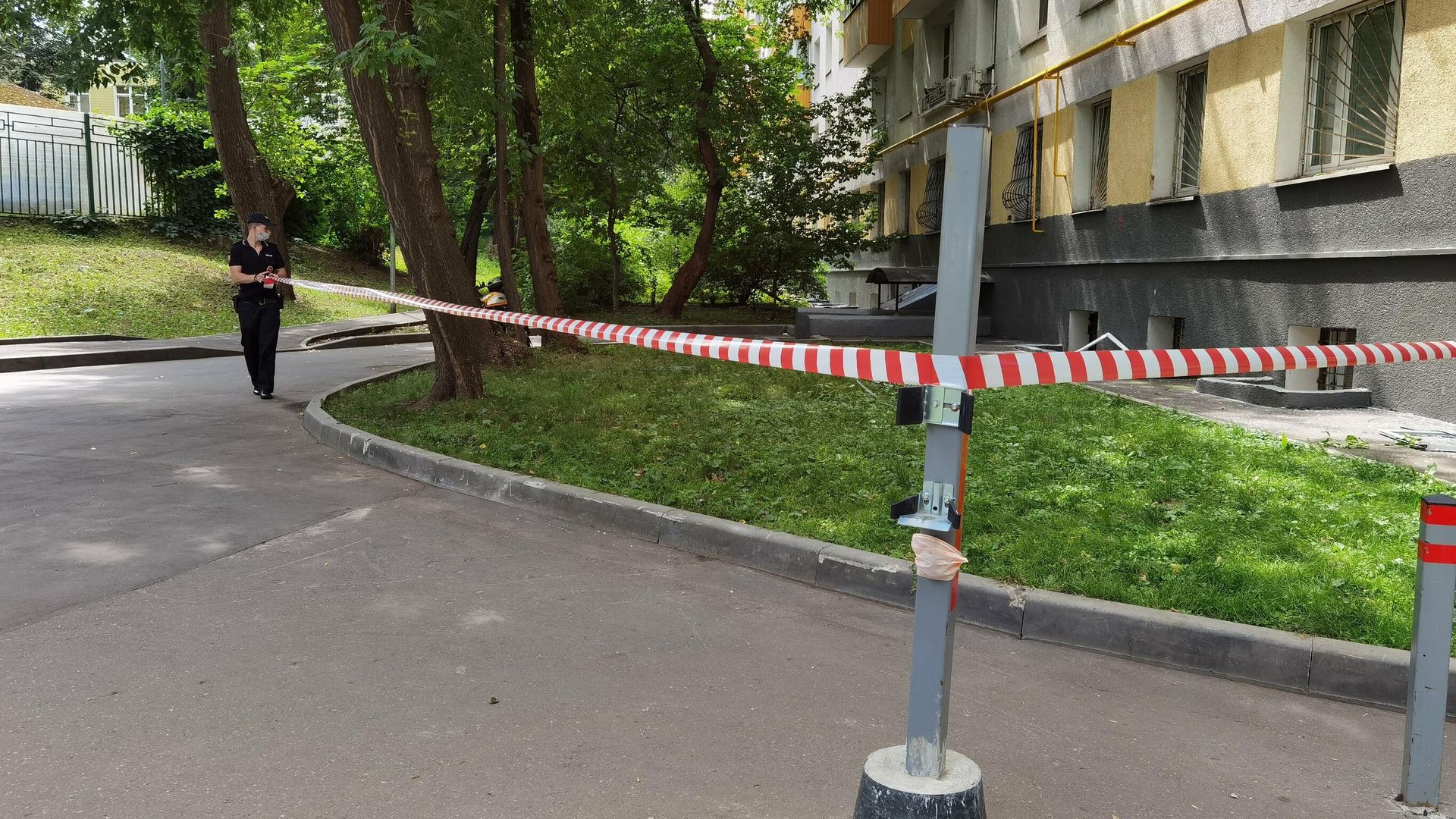 Обстановка у дома на ул. Качалинская, д. 9, где произошел взрыв баллона для заправки зажигалок Обстановка у дома на ул. Качалинская, д. 9, где произошел взрыв баллона для заправки зажигалок - РИА Новости, 1920, 02.07.2021