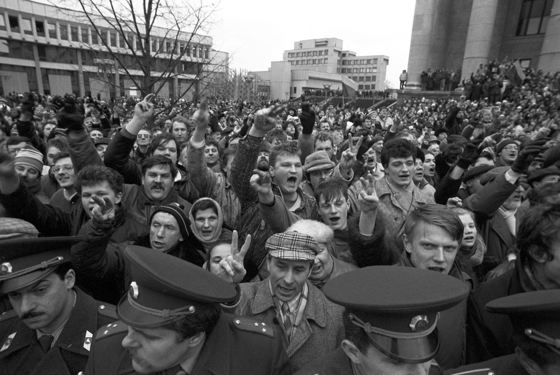 Народные выступления за независимость Литвы и поддержку ее парламента в Вильнюсе. 11 января 1991 года Народные выступления за независимость Литвы и поддержку ее парламента в Вильнюсе. 11 января 1991 года - РИА Новости, 1920, 22.12.2025