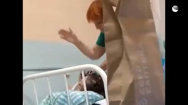 Санитарка бьет пожилую пациентку по лицу в больнице Костромы Санитарка бьет пожилую пациентку по лицу в больнице Костромы - РИА Новости, 1920, 02.07.2021