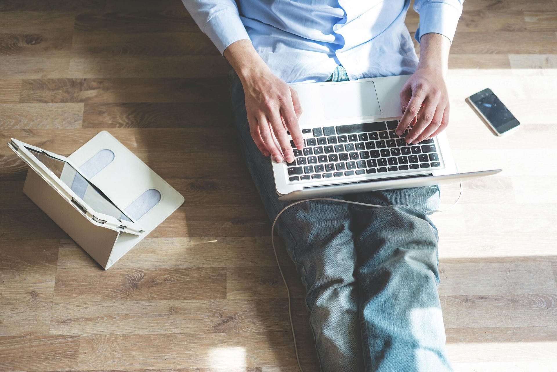 Мужчина во время работы в интернете Мужчина во время работы в интернете - РИА Новости, 1920, 24.12.2021