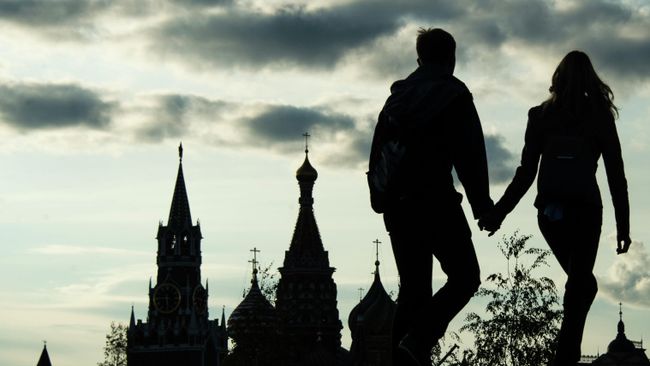 Молодая пара на прогулке в Зарядье Молодая пара на прогулке в Зарядье