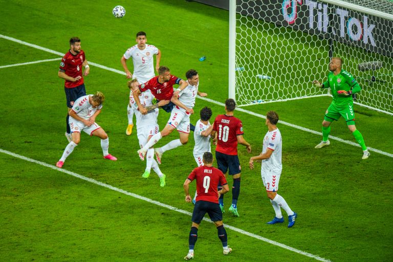 Игровой момент матча 1/4 финала ЕВРО-2020 между сборными Чехии и Дании