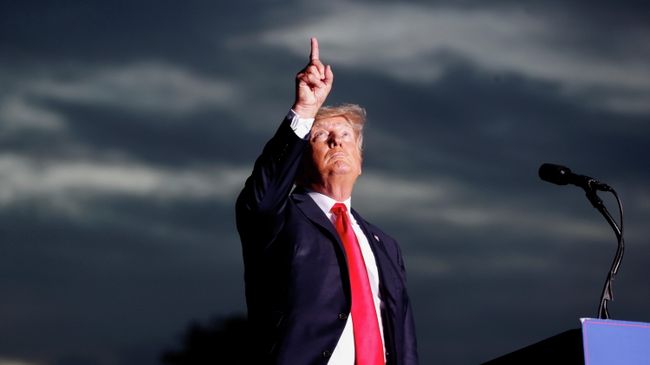 Бывший президент США Дональд Трамп выступает перед сторонниками на митинге в штате Флорида Бывший президент США Дональд Трамп выступает перед сторонниками на митинге в штате Флорида