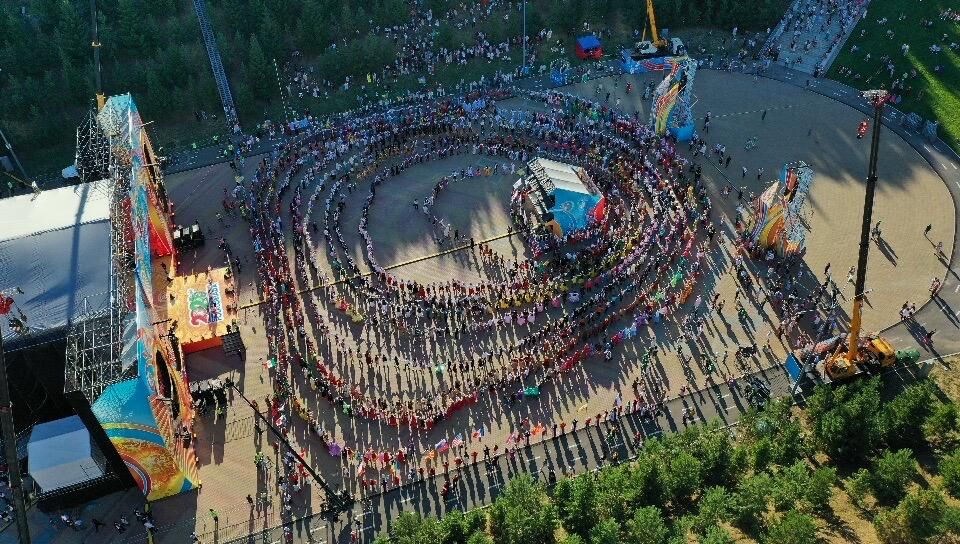 Хоровод участников шестой Всемирной фольклориады в Уфе с участием представителей 57 стран Хоровод участников шестой Всемирной фольклориады в Уфе с участием представителей 57 стран - РИА Новости, 1920, 04.07.2021