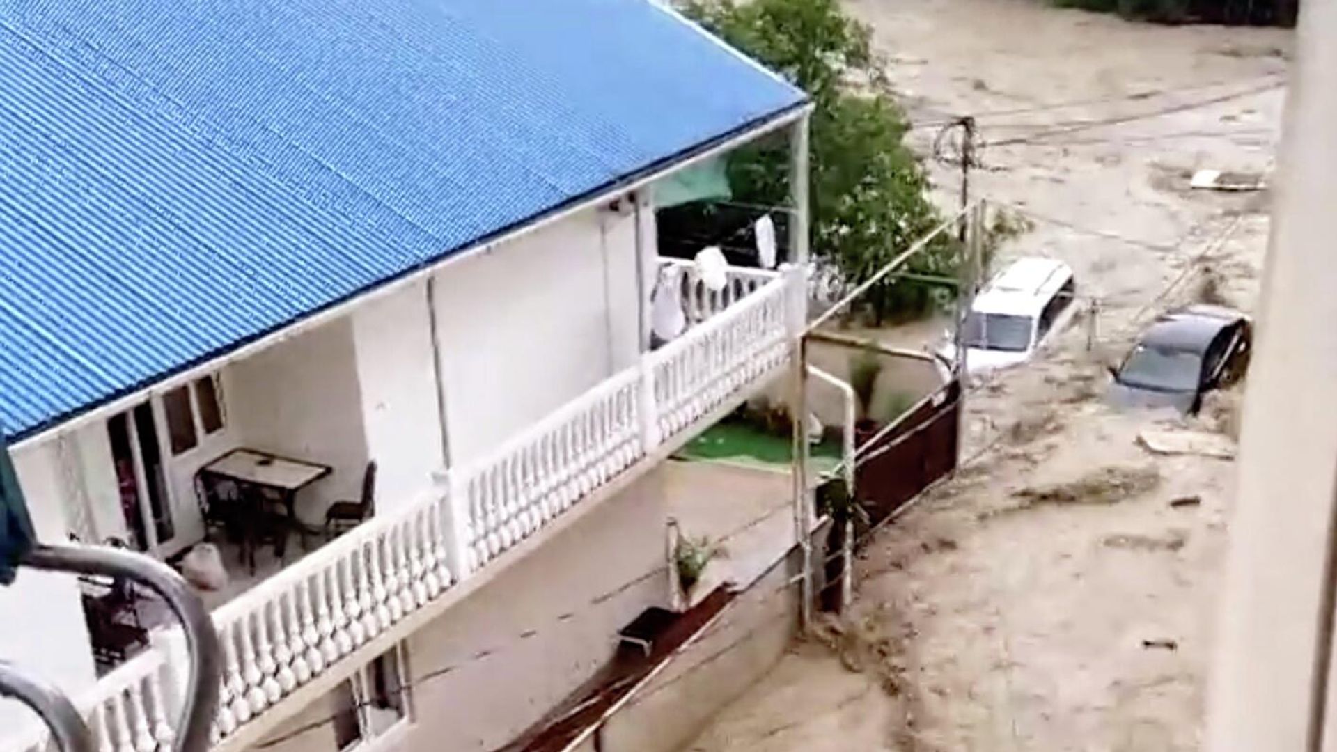 Последствия сильного дождя в Сочи. Кадр из видео очевидца Последствия сильного дождя в Сочи. Кадр из видео очевидца - РИА Новости, 1920, 07.07.2021