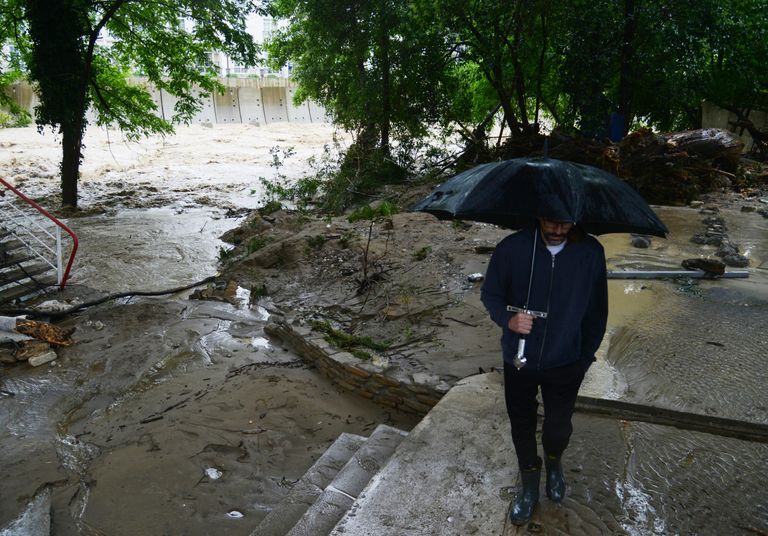 Мужчина на берегу реки Кудепста в Хостинском районе Сочи Мужчина на берегу реки Кудепста в Хостинском районе Сочи