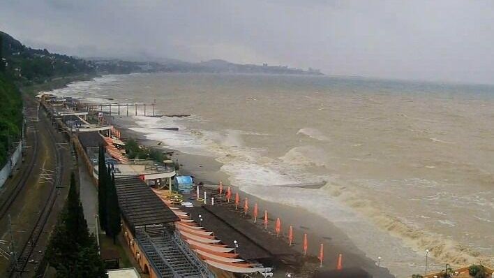 Пляж в Сочи во время проливных дождей Пляж в Сочи во время проливных дождей - РИА Новости, 1920, 06.02.2026