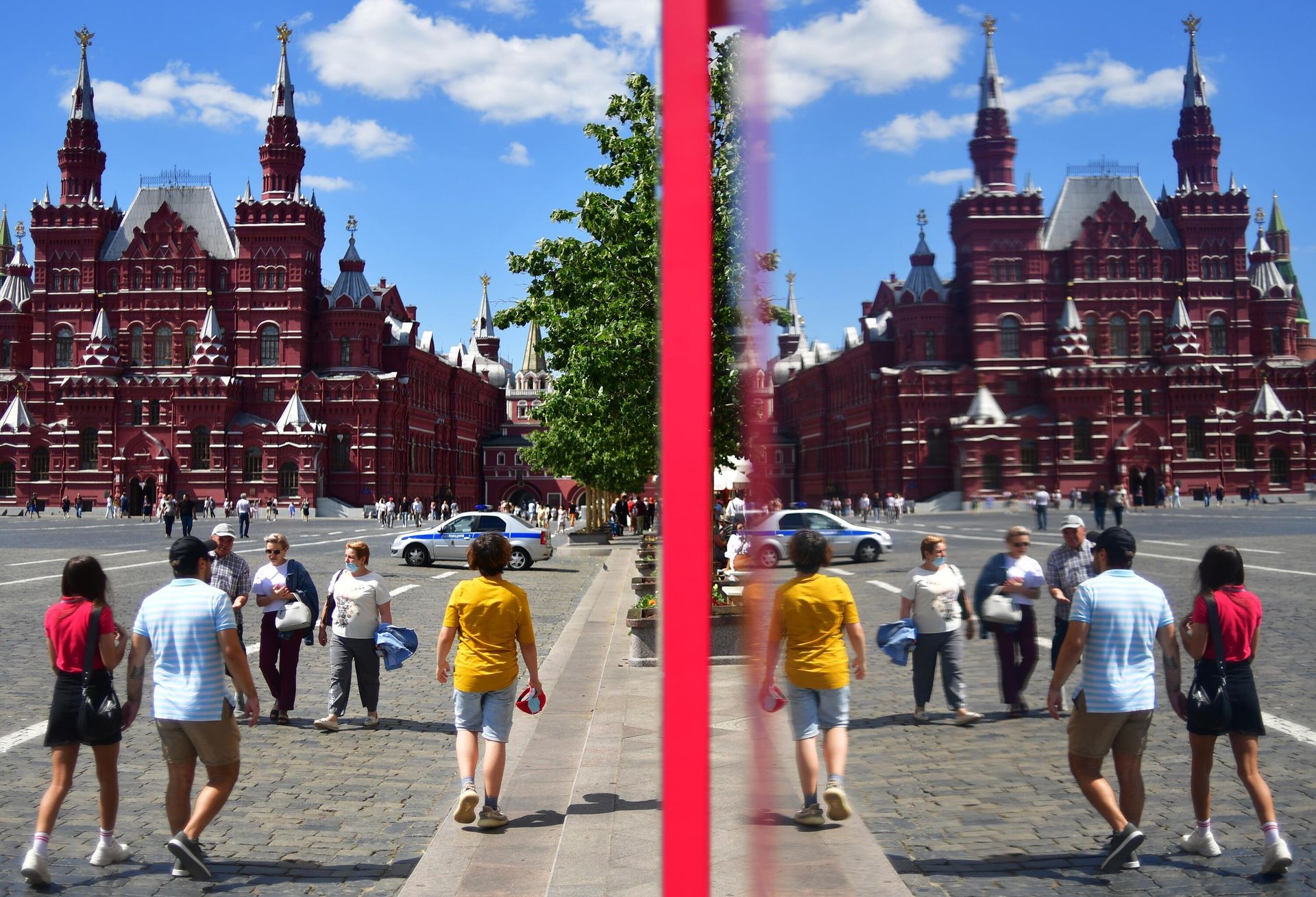 Люди у витрины ГУМа на Красной площади в Москве Люди у витрины ГУМа на Красной площади в Москве - РИА Новости, 1920, 04.09.2024