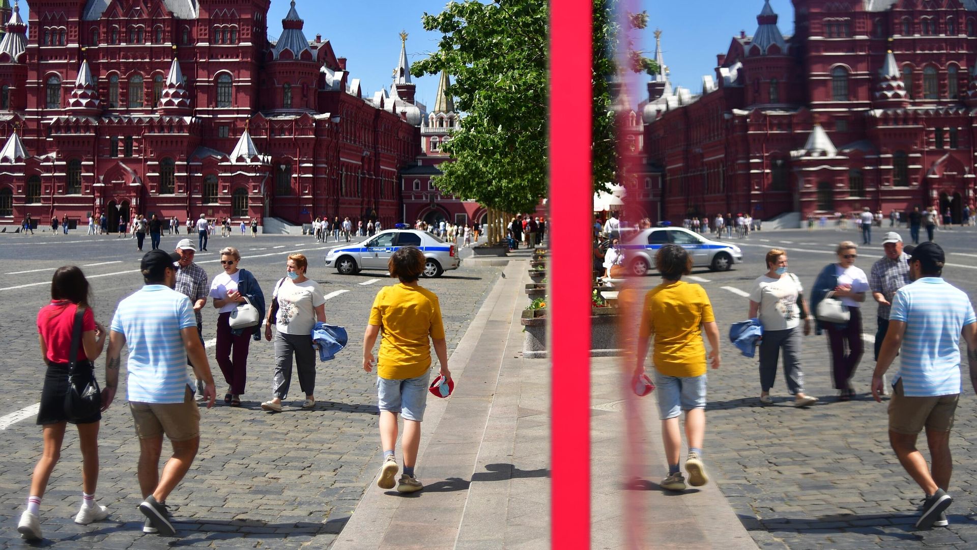 Люди у витрины ГУМа на Красной площади в Москве Люди у витрины ГУМа на Красной площади в Москве - РИА Новости, 1920, 10.07.2021
