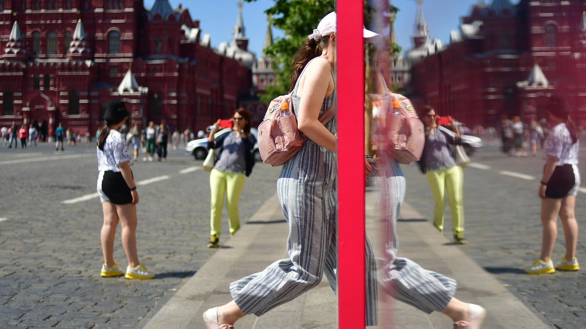Девушка у витрины ГУМа на Красной площади в Москве Девушка у витрины ГУМа на Красной площади в Москве - РИА Новости, 1920, 17.08.2022