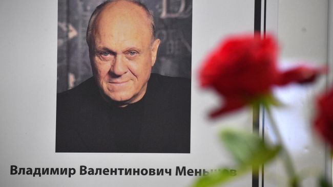 Цветы у портрета кинорежиссера Владимира Меньшова в фойе ВГИКа Цветы у портрета кинорежиссера Владимира Меньшова в фойе ВГИКа