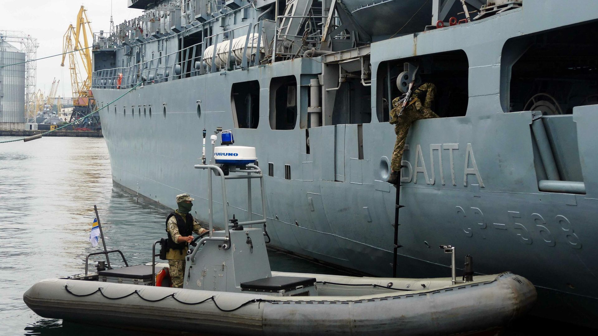 Моряки высаживаются на корабль Военно-морских сил Украины Моряки высаживаются на корабль Военно-морских сил Украины - РИА Новости, 1920, 28.03.2022