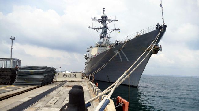 Эсминец ВМС США Росс у причала в Одессе