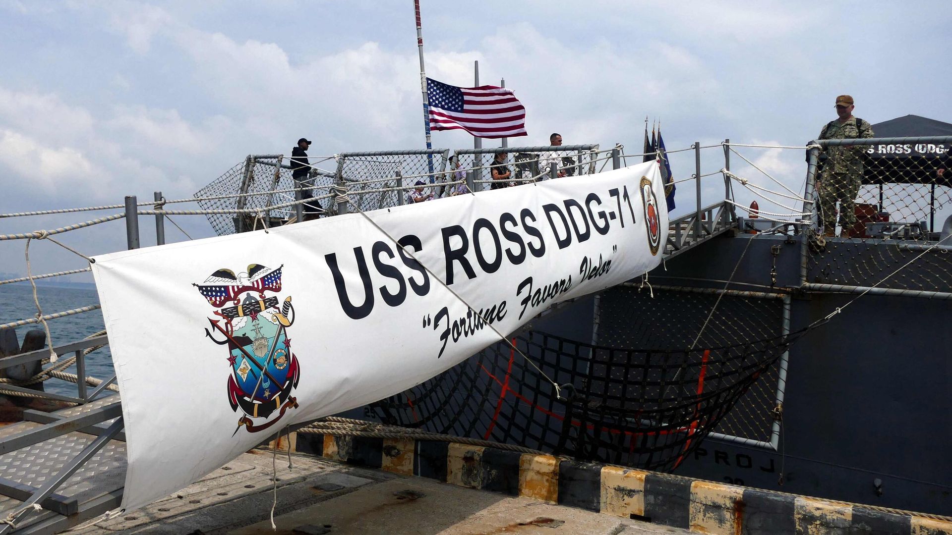 Трап с причала Одессы на эсминец ВМС США Росс, участвующий в первом этапе морской фазы военных учений Sea Breeze-2021 Трап с причала Одессы на эсминец ВМС США Росс, участвующий в первом этапе морской фазы военных учений Sea Breeze-2021 - РИА Новости, 1920, 08.07.2021