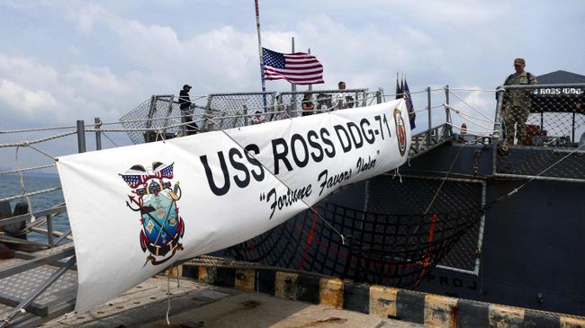 Трап с причала Одессы на эсминец ВМС США Росс, участвующий в первом этапе морской фазы военных учений Sea Breeze-2021