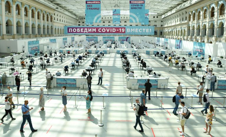 Посетители и медицинские сотрудники в центре вакцинации от COVID-19 в Гостином дворе в Москве Посетители и медицинские сотрудники в центре вакцинации от COVID-19 в Гостином дворе в Москве
