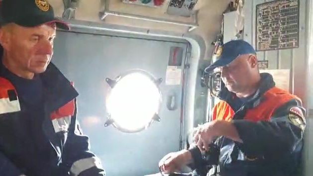 Сотрудники спасательной службы МЧС РФ на борту вертолета Ми-8МТВ-1 во время поисков самолета Ан-26 на Камчатке. Стоп-кадр видео Сотрудники спасательной службы МЧС РФ на борту вертолета Ми-8МТВ-1 во время поисков самолета Ан-26 на Камчатке. Стоп-кадр видео - РИА Новости, 1920, 06.07.2021