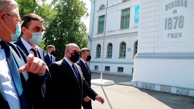 Председатель правительства РФ Михаил Мишустин во время посещения Национального исследовательского Томского государственного университета