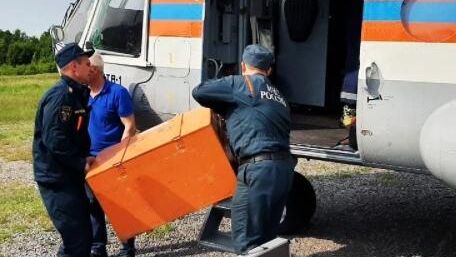 Сотрудники спасательной службы МЧС РФ, доставленные на вертолете Ми-8МТВ-1 на поиски самолета Ан-26 Сотрудники спасательной службы МЧС РФ, доставленные на вертолете Ми-8МТВ-1 на поиски самолета Ан-26 - РИА Новости, 1920, 07.07.2021