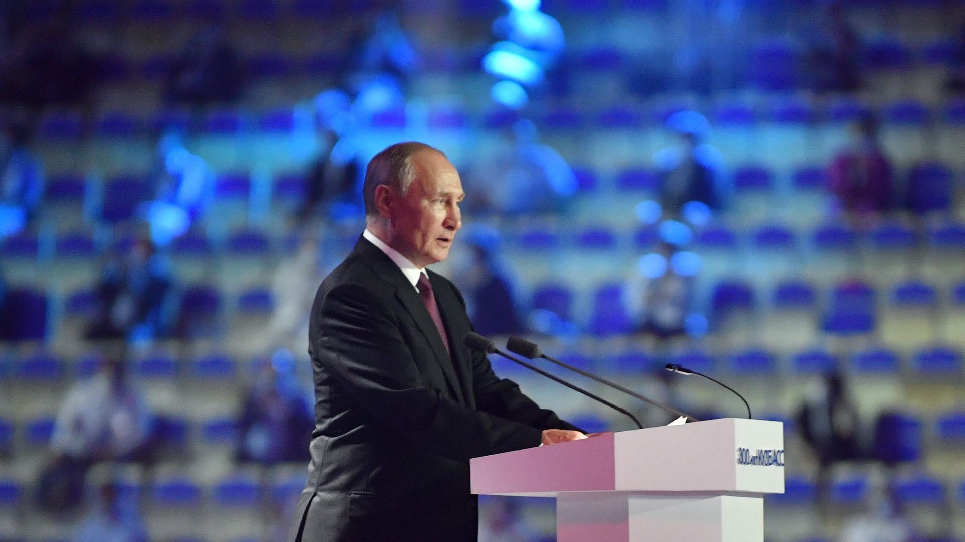 Президент РФ Владимир Путин выступает на торжественном вечере в Кемерово по случаю 300-летия Кузбасса Президент РФ Владимир Путин выступает на торжественном вечере в Кемерово по случаю 300-летия Кузбасса - РИА Новости, 1920, 06.07.2021