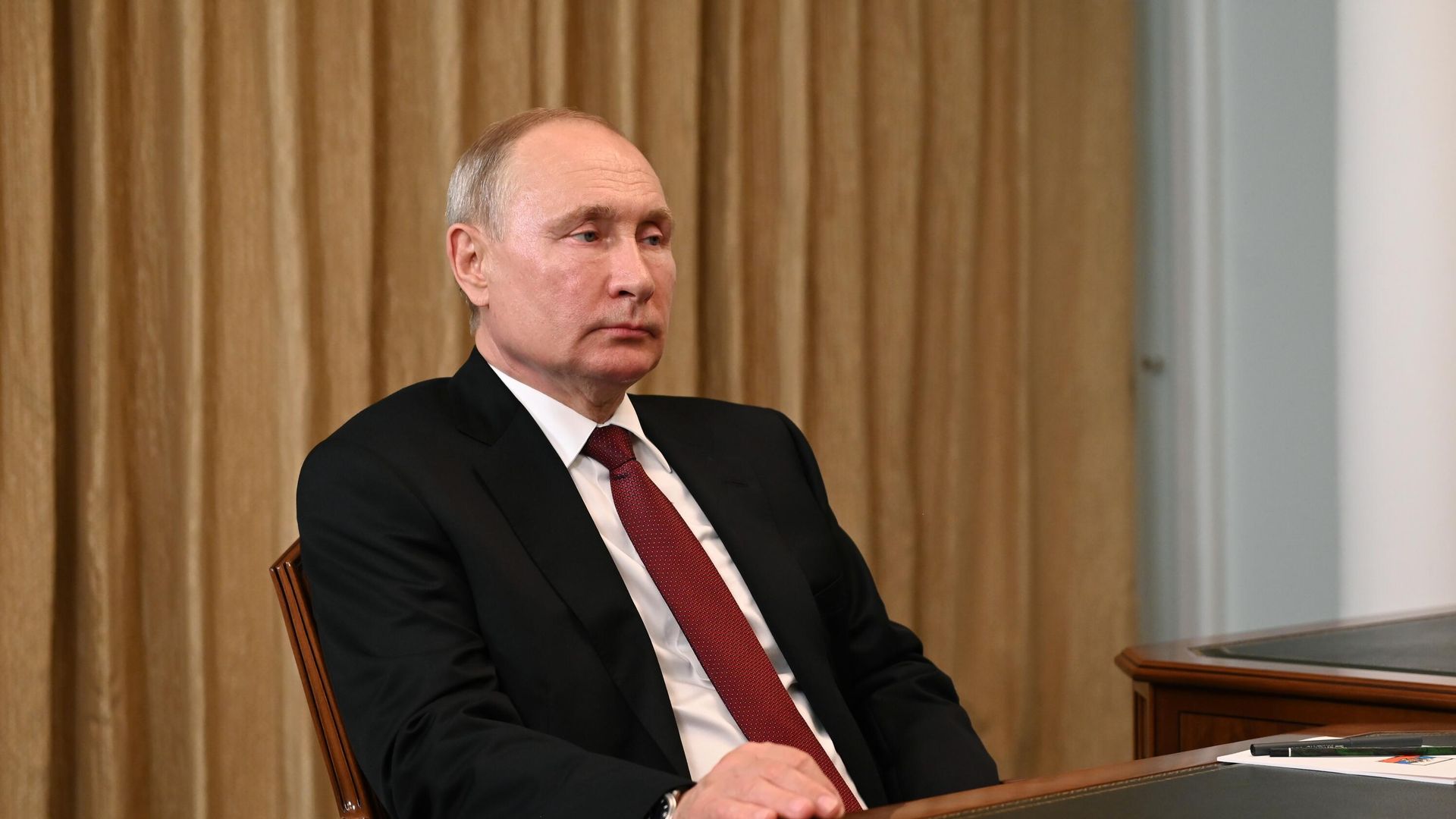 Президент РФ Владимир Путин во время встречи в Кемерово с губернатором Кемеровской области Сергеем Цивилевым Президент РФ Владимир Путин во время встречи в Кемерово с губернатором Кемеровской области Сергеем Цивилевым - РИА Новости, 1920, 07.07.2021