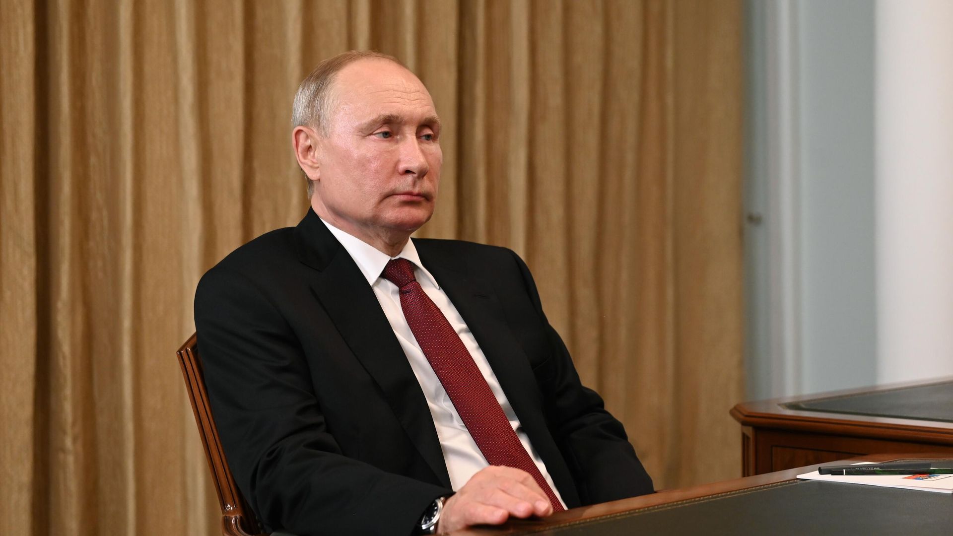 Президент РФ Владимир Путин во время встречи в Кемерово с губернатором Кемеровской области Сергеем Цивилевым Президент РФ Владимир Путин во время встречи в Кемерово с губернатором Кемеровской области Сергеем Цивилевым - РИА Новости, 1920, 19.07.2021