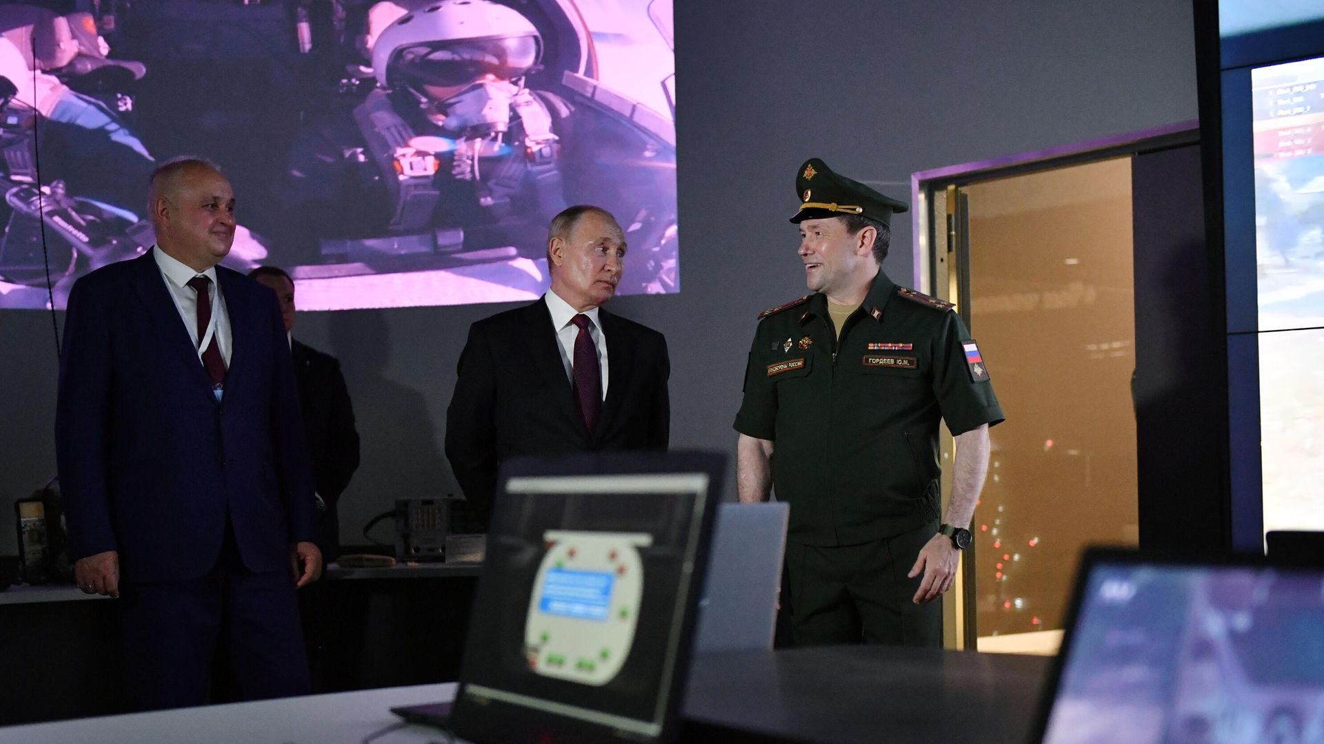 Президент РФ Владимир Путин во время посещения Кемеровского президентского кадетского училища Президент РФ Владимир Путин во время посещения Кемеровского президентского кадетского училища - РИА Новости, 1920, 06.07.2021