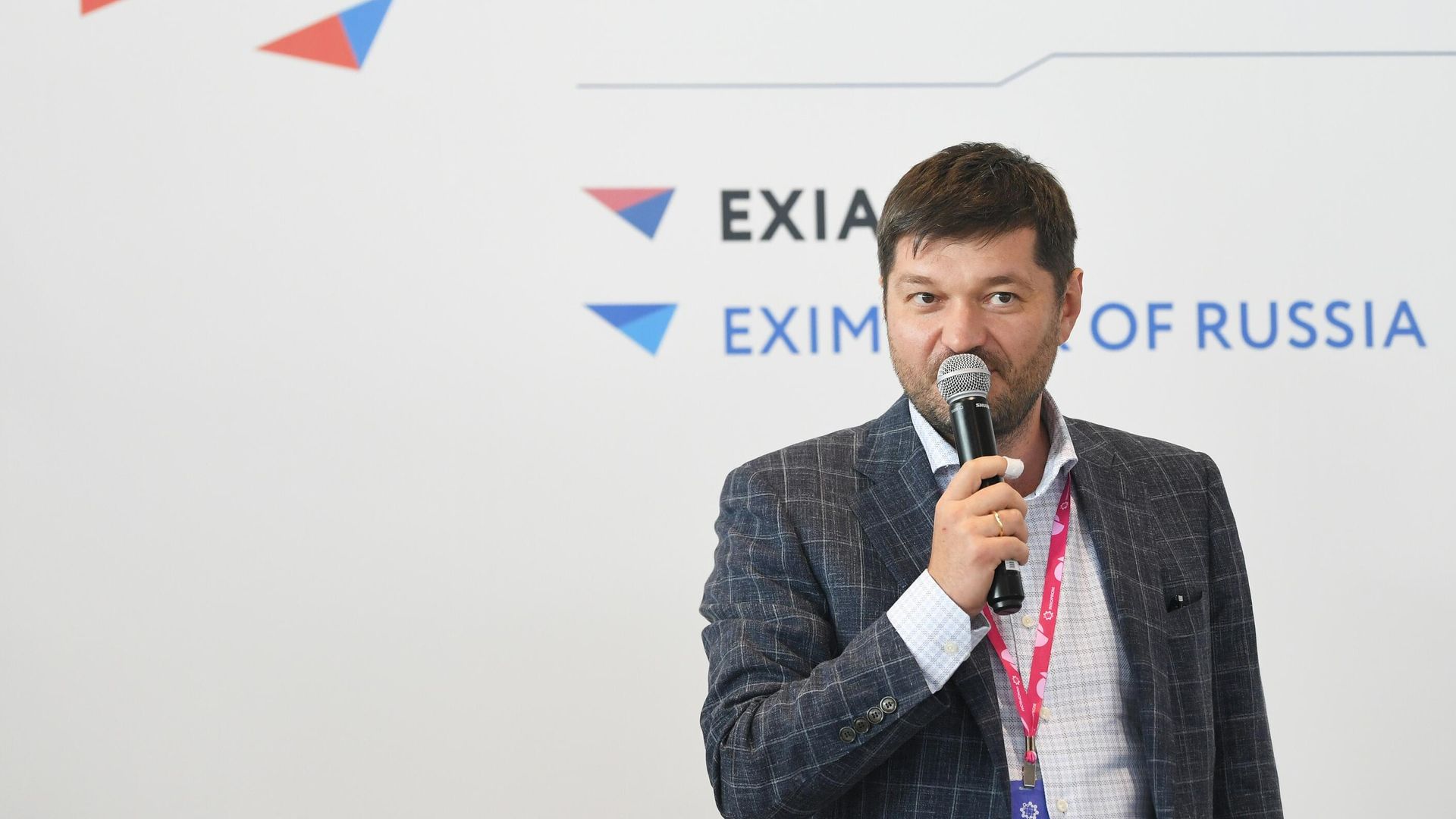 Вице-президент АО ЭКСАР Максим Кобин выступает у стенда Российского экспортного центра на Международной промышленной выставке Иннопром-2021 в Екатеринбурге Вице-президент АО ЭКСАР Максим Кобин выступает у стенда Российского экспортного центра на Международной промышленной выставке Иннопром-2021 в Екатеринбурге - РИА Новости, 1920, 06.07.2021