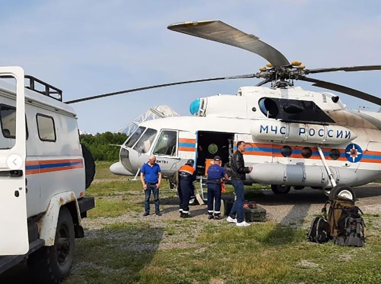 Сотрудники спасательной службы МЧС РФ, доставленные на вертолёте Ми-8МТВ-1 на поиски самолета Ан-26, Сотрудники спасательной службы МЧС РФ, доставленные на вертолёте Ми-8МТВ-1 на поиски самолета Ан-26,