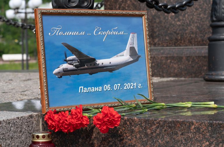 Стихийный мемориал на ступенях стелы Город воинской славы в центре Петропавловска-Камчатского Стихийный мемориал на ступенях стелы Город воинской славы в центре Петропавловска-Камчатского