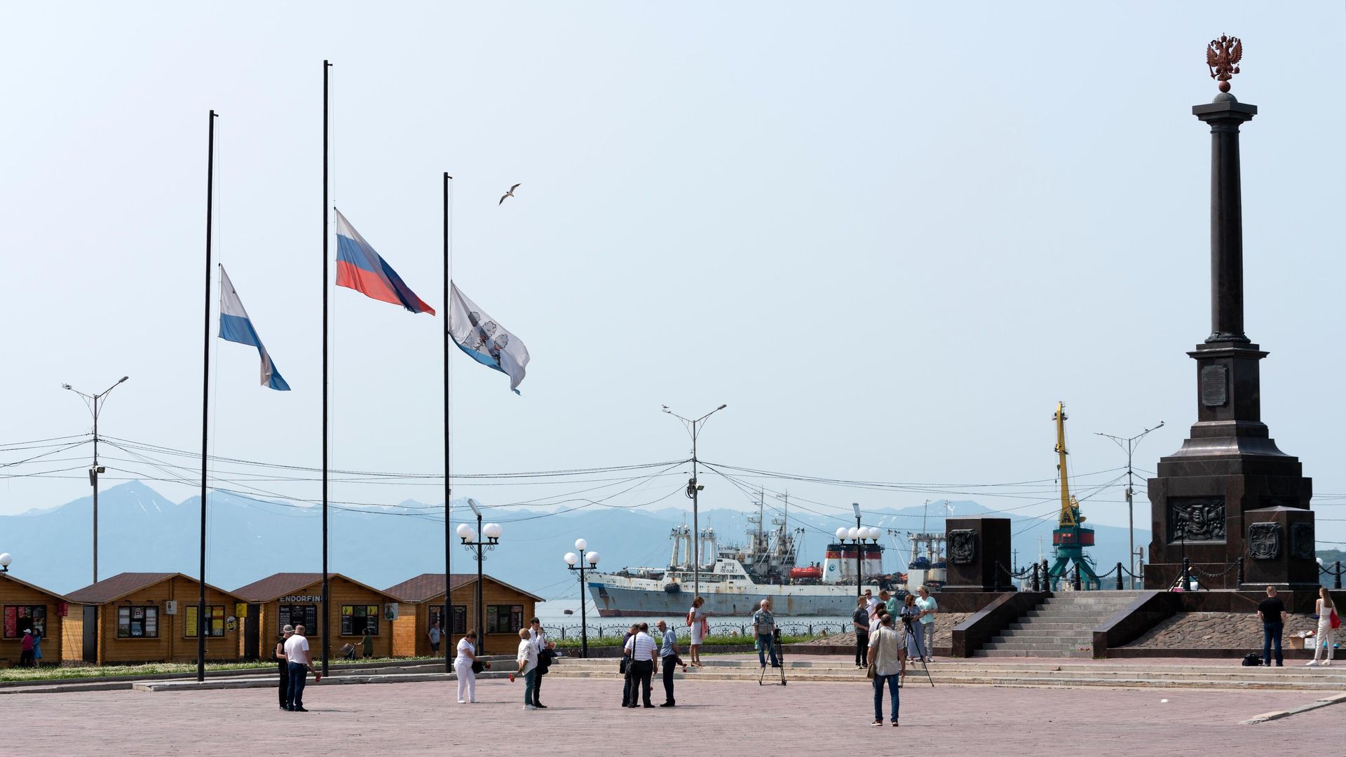 В Петропавловске-Камчатском приспущены государственные флаги Российской Федерации, флаги Камчатского края и Петропавловска-Камчатского городского округа, отменены развлекательные мероприятия. - РИА Новости, 1920, 08.07.2021
