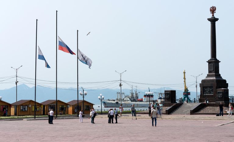 В Петропавловске-Камчатском приспущены государственные флаги Российской Федерации, флаги Камчатского края и Петропавловска-Камчатского городского округа, отменены развлекательные мероприятия. В Петропавловске-Камчатском приспущены государственные флаги Российской Федерации, флаги Камчатского края и Петропавловска-Камчатского городского округа, отменены развлекательные мероприятия.