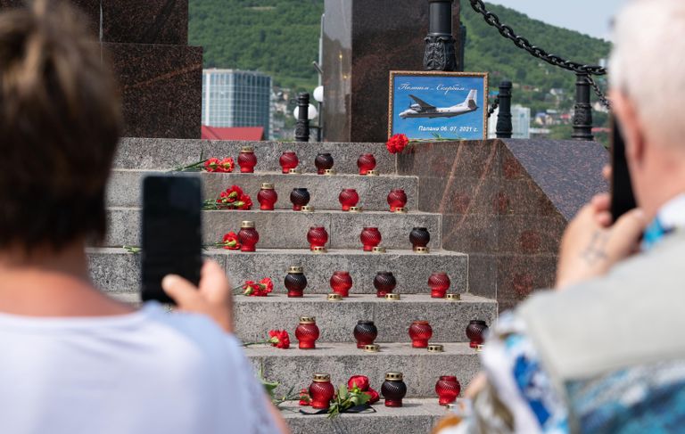 Люди возле стихийного мемориала на ступенях стелы Город воинской славы в центре Петропавловска-Камчатского Люди возле стихийного мемориала на ступенях стелы Город воинской славы в центре Петропавловска-Камчатского