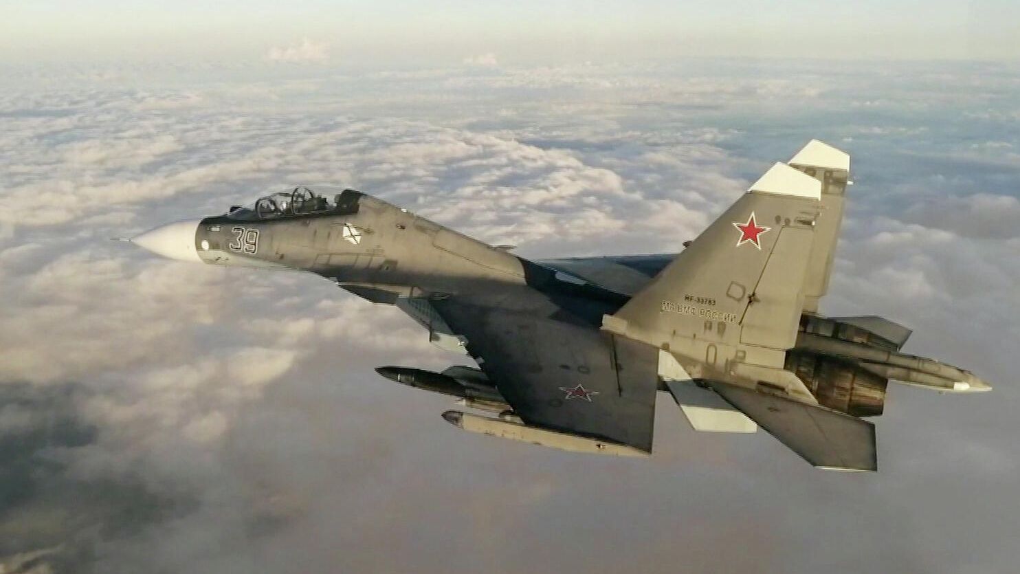 Истребитель Су-30 из состава дежурных морской авиации и противовоздушной обороны Черноморского флота во время сопровождения самолета Boeing P-8 Poseidon ВМС США над Черным морем. Стоп-кадр видео Истребитель Су-30 из состава дежурных морской авиации и противовоздушной обороны Черноморского флота во время сопровождения самолета Boeing P-8 Poseidon ВМС США над Черным морем. Стоп-кадр видео - РИА Новости, 1920, 31.12.2021